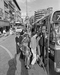 855045 Afbeelding van instappende mensen bij een bushalte voor de stadsbussen aan de noordzijde van het Vredenburg te ...